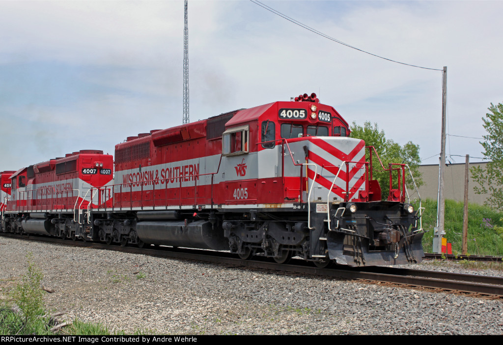 WSOR 4005 leads two fellow red and gray 40-2s on a late running T4 (HJ) toward the CP diamonds